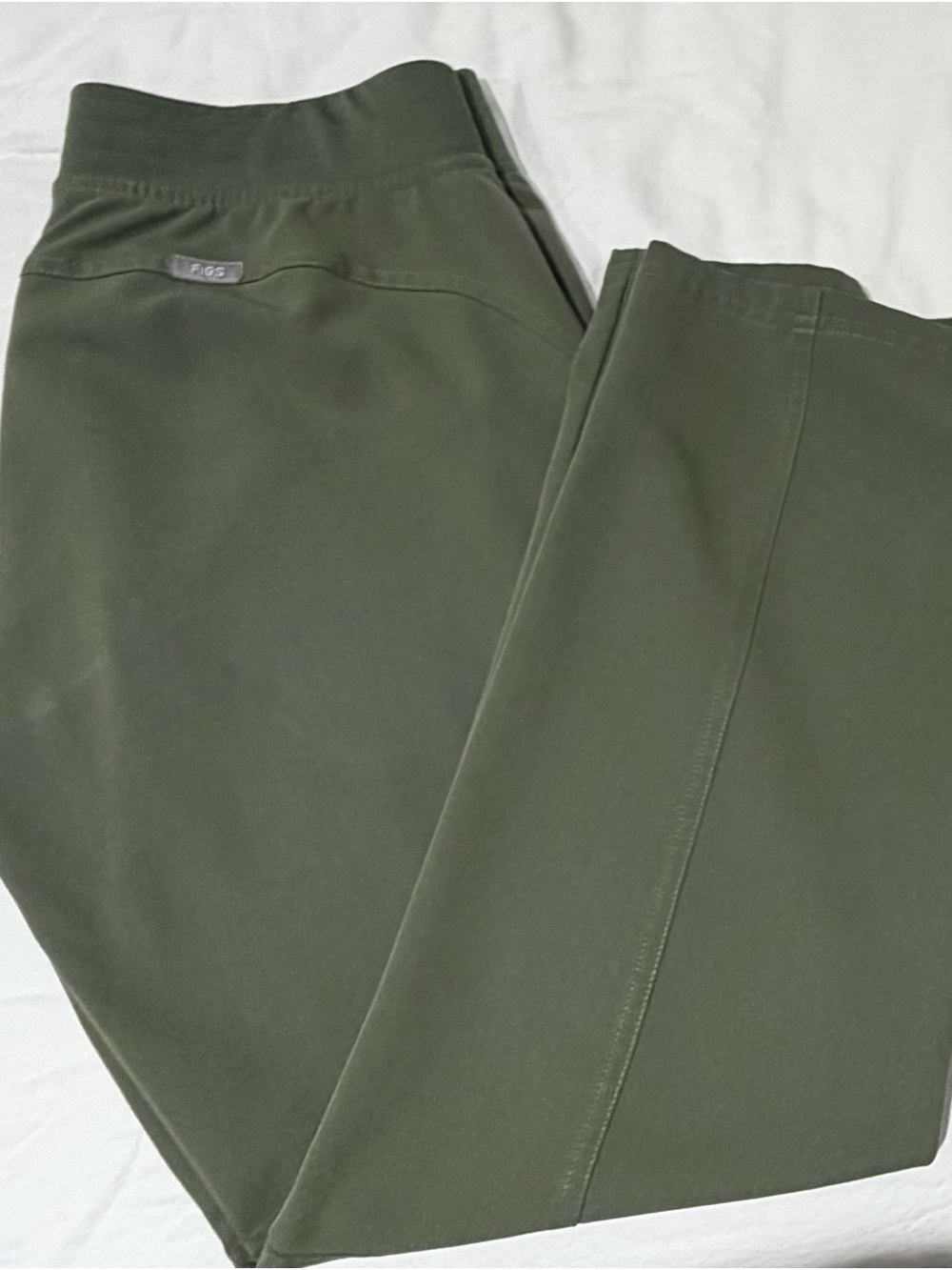 FIGS Women’s Kade Cargo Scrub Pant (Moss)
